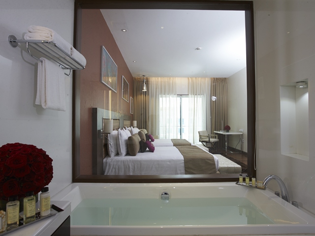 Deluxe Queen Family room-600x480-3-300x225.jpg