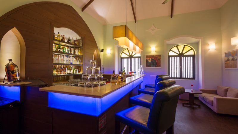 LOUNGE BAR